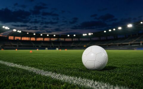 Akşam ışıkları altında spor sahası